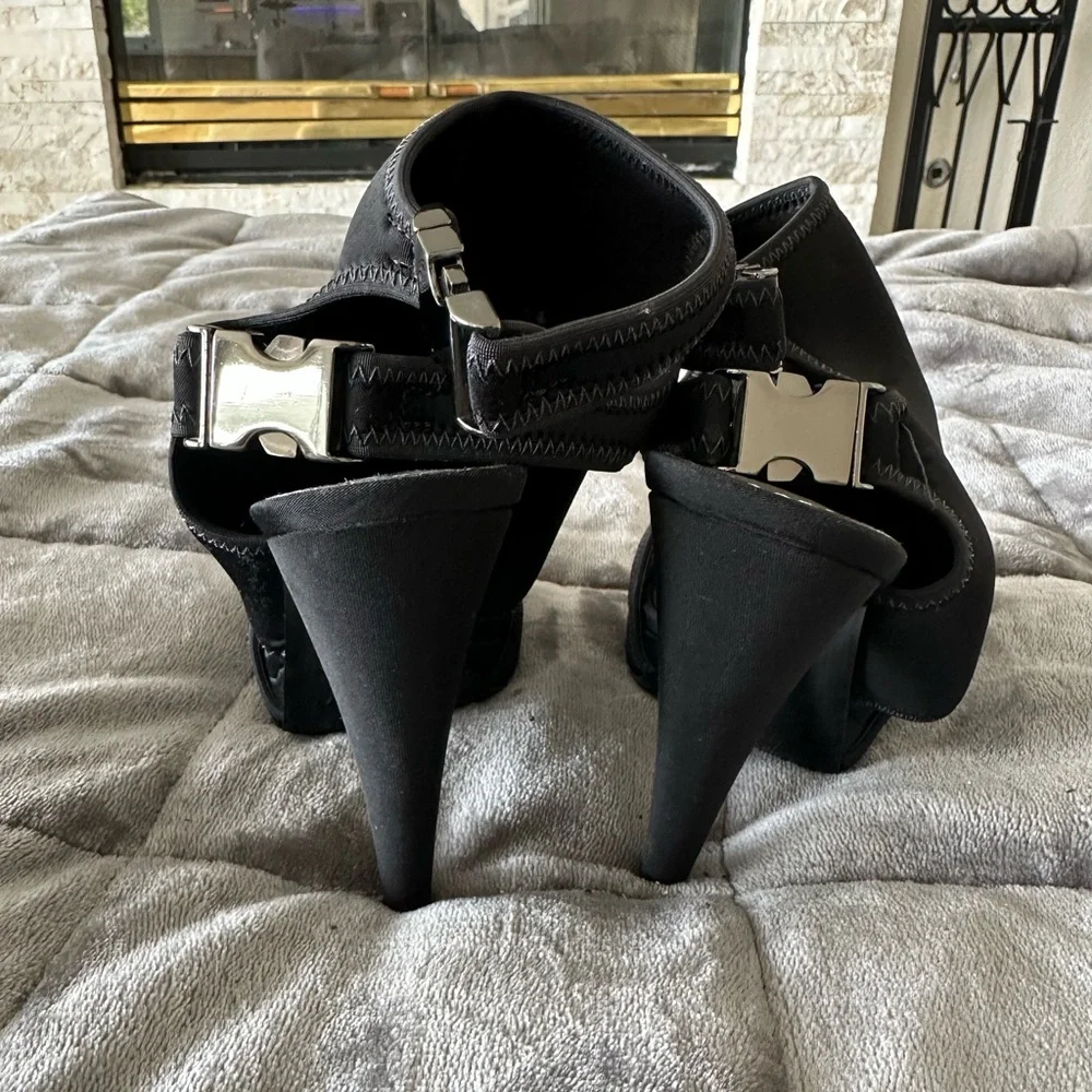 Elegant Black Women's Shoes - Picture 3 of 6